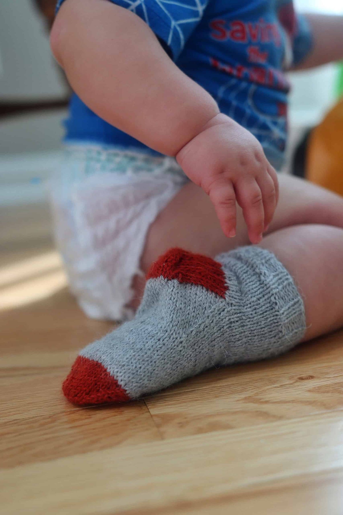 Knitted baby socks in soft yarn with ribbed cuffs - Cuddle Socks pattern for toddlers by Darling Jadore