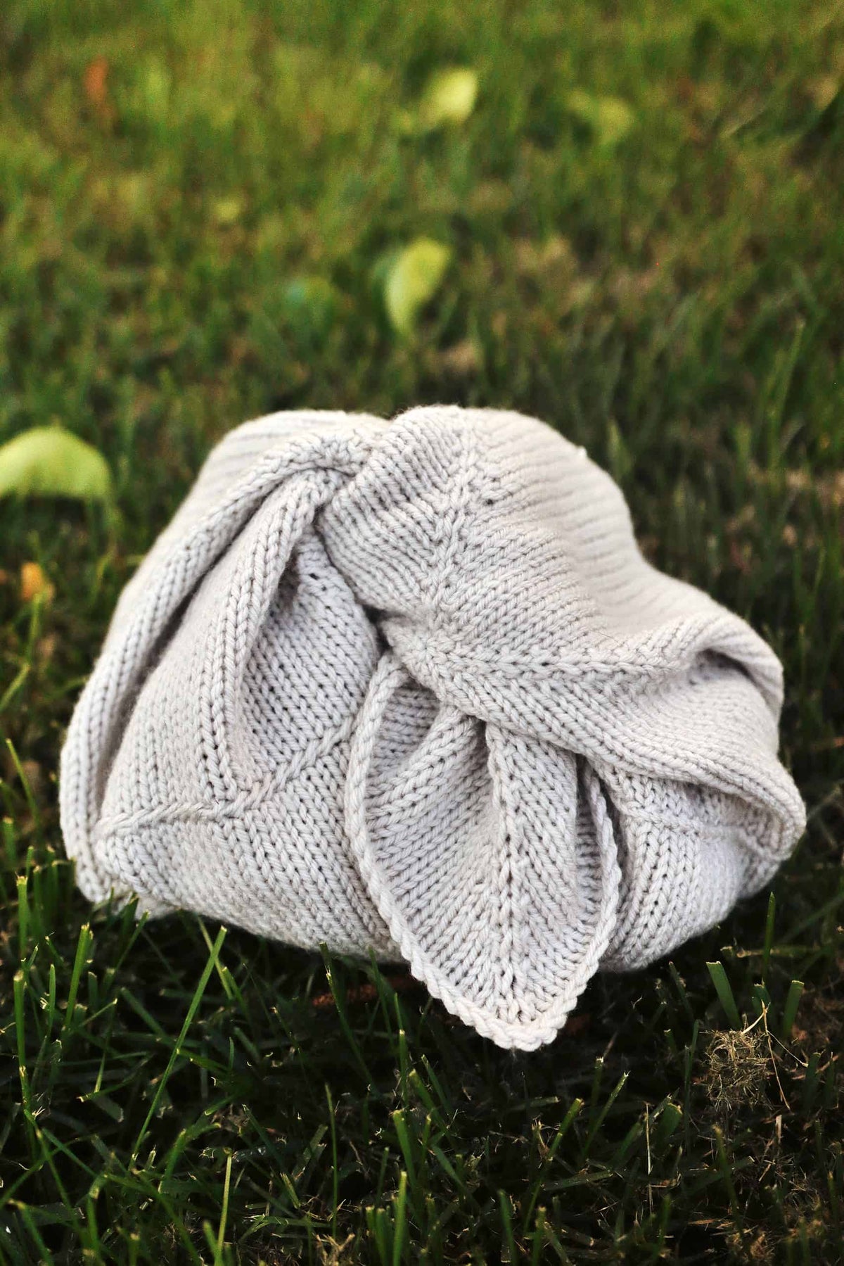 Striped knit bento bag with wooden handles in cream and brown yarn - The Bento Bag knitting pattern by Darling Jadore