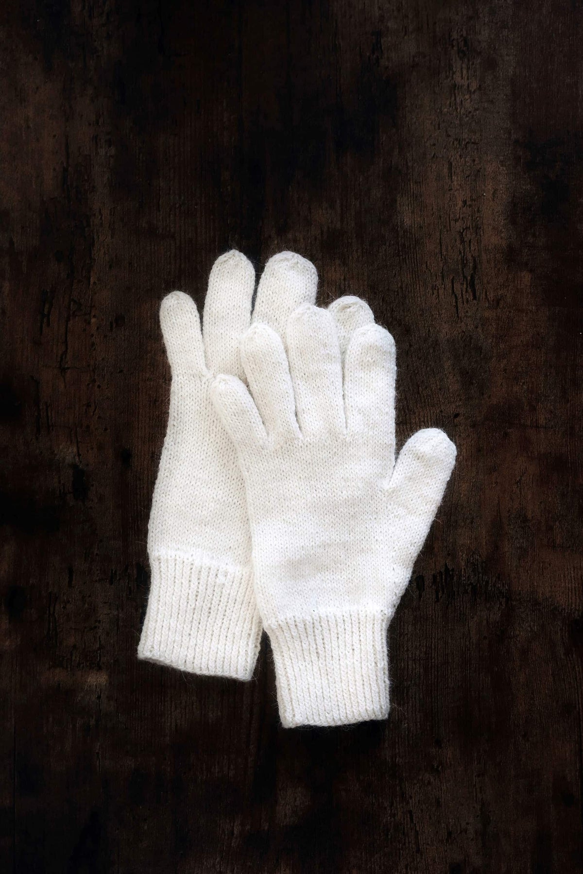 Hand knit gloves in natural cream wool - classic winter gloves knitting pattern