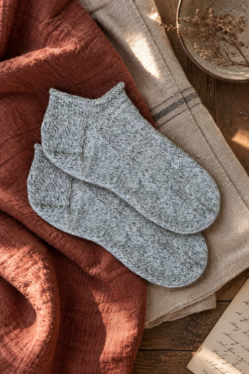 beginner ankle socks knitting pattern roll edge socks darling jadore tide socks