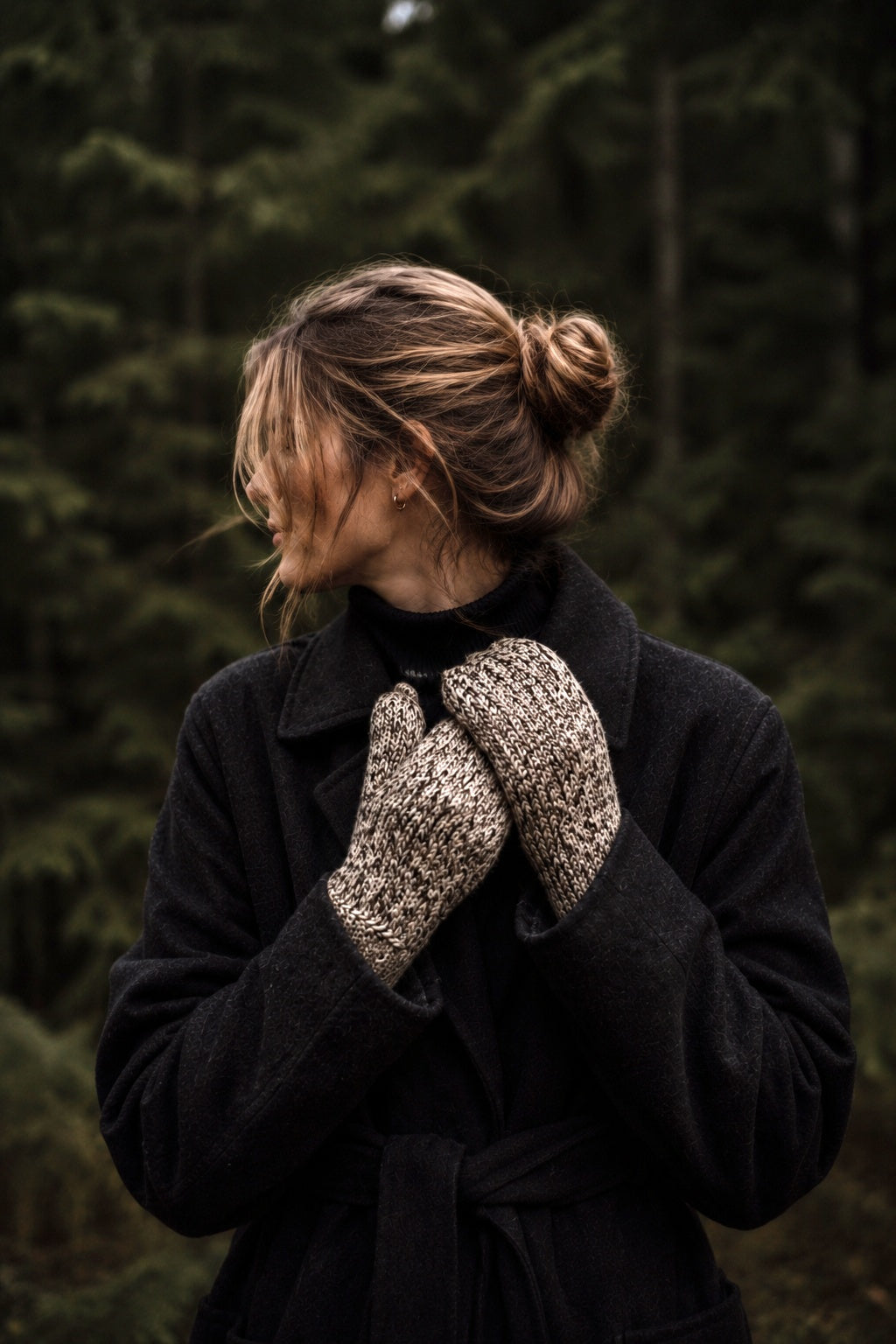 easy mittens knitting pattern women knit gloves Nora Mitts