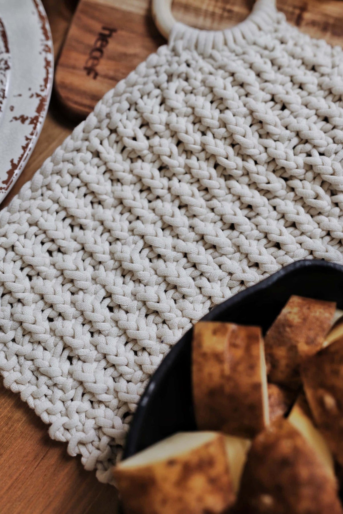 Functional knit trivet pattern for hot plates and pans with wooden ring