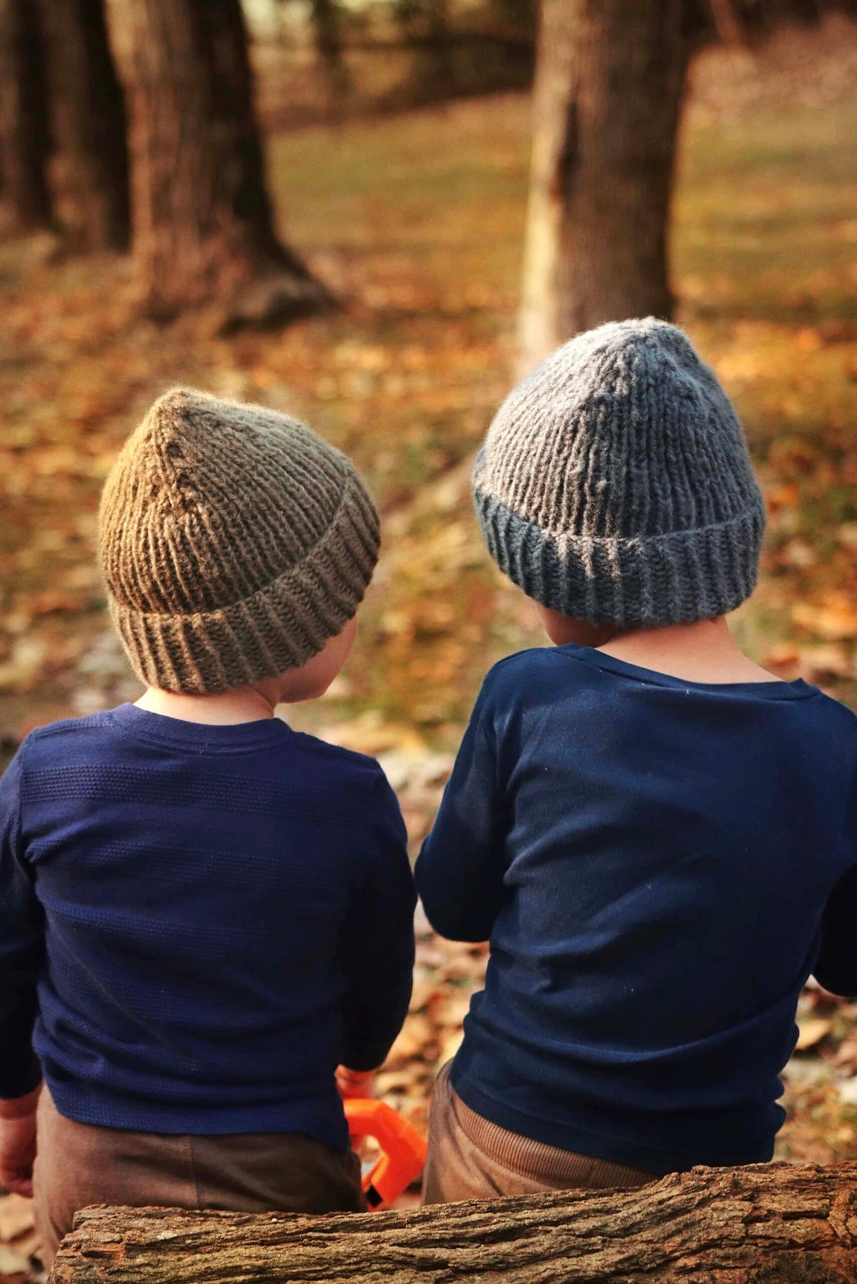 Beginner-friendly baby beanie knitting pattern in plush worsted weight yarn