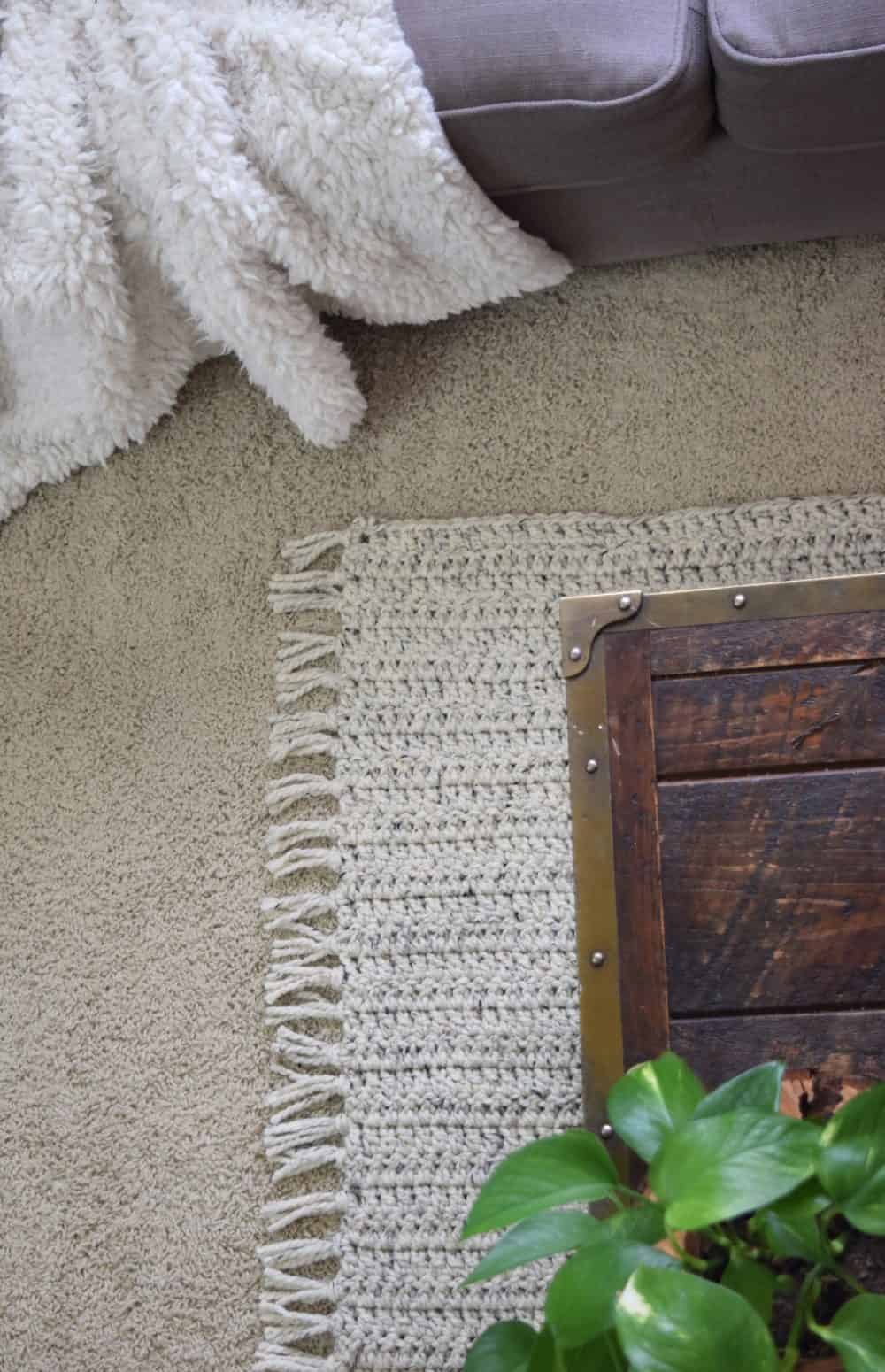 Easy DIY crochet rug with classic design and decorative tassels