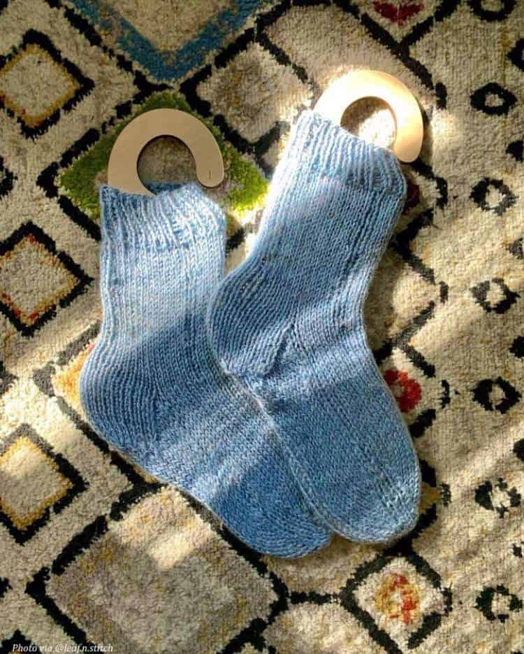 Beginner socks knitting pattern worsted weight yarn detail shot