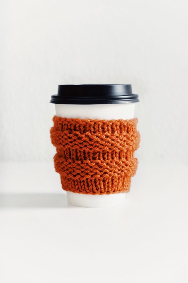 Textured mug cozy knitting pattern in classic neutral colorway