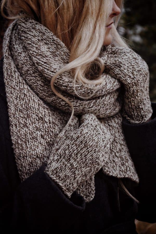 Classic cream stockinette mittens knitting pattern for beginners - The Nora Mittens by Darling Jadore