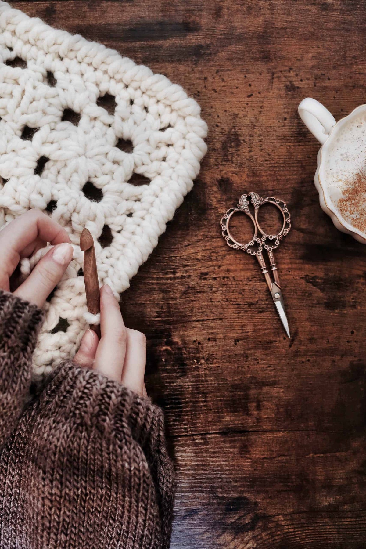 Textured granny square crochet blanket in neutral cream tones - chunky throw pattern for home decor