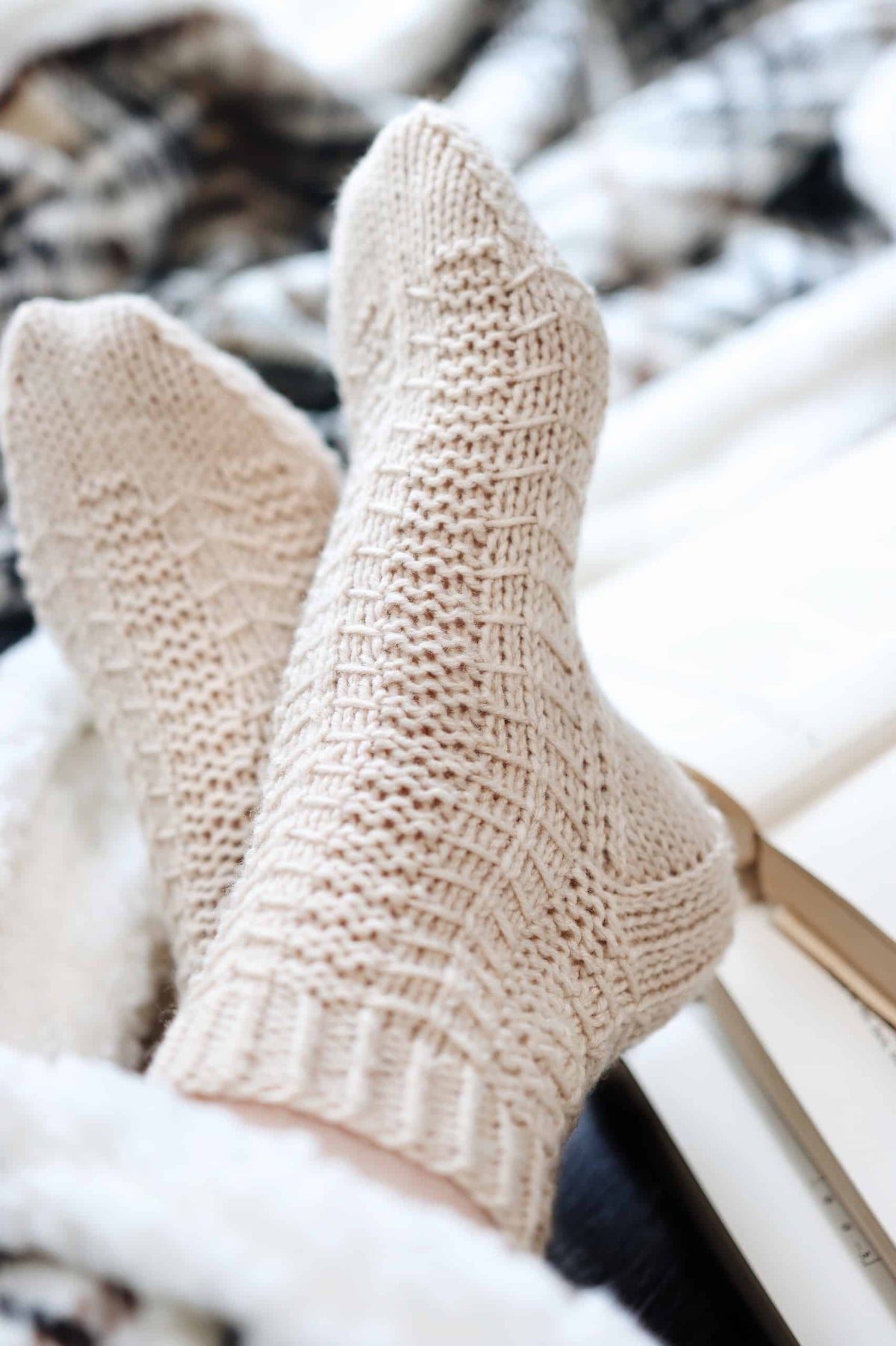 Pinewood textured ankle socks knitting pattern side view detail