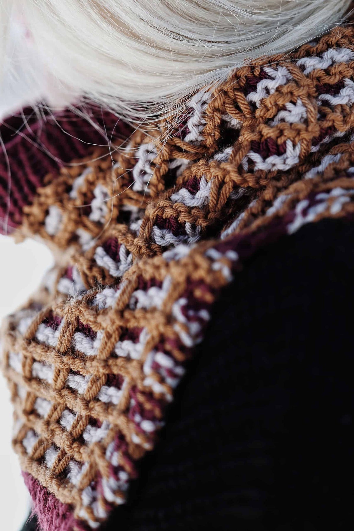 Knitted cowl in cream yarn with textured stitch pattern - Horizon Cowl knitting pattern by Darling Jadore