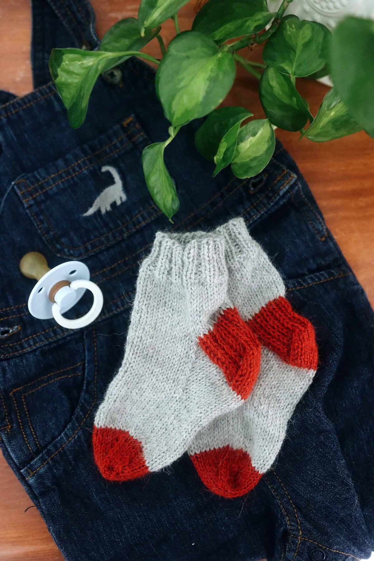 Baby boot socks knitting pattern with classic colorblock design in soft yarn