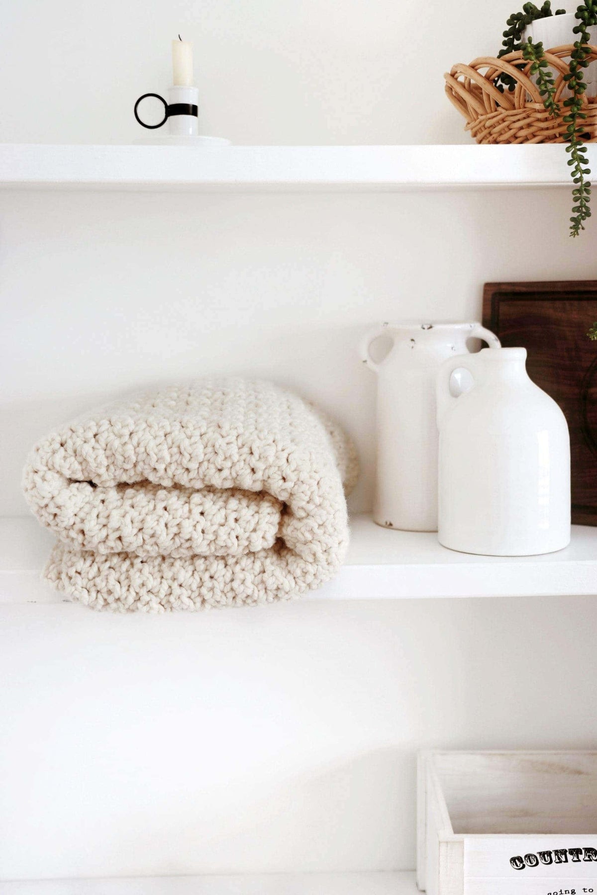 Chunky farmhouse style crochet blanket pattern in modern minimalist living room