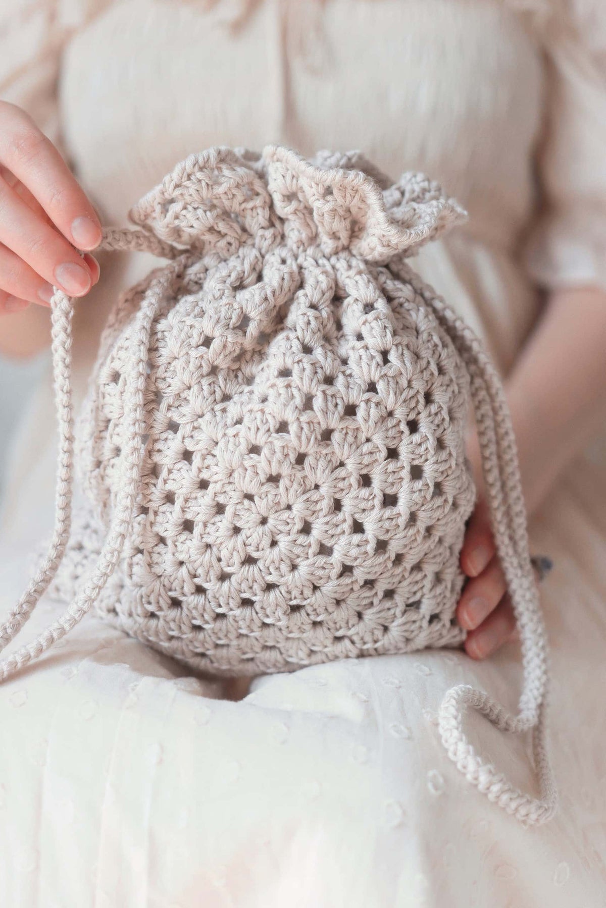 Timeless crossbody crochet purse pattern in neutral cream tone