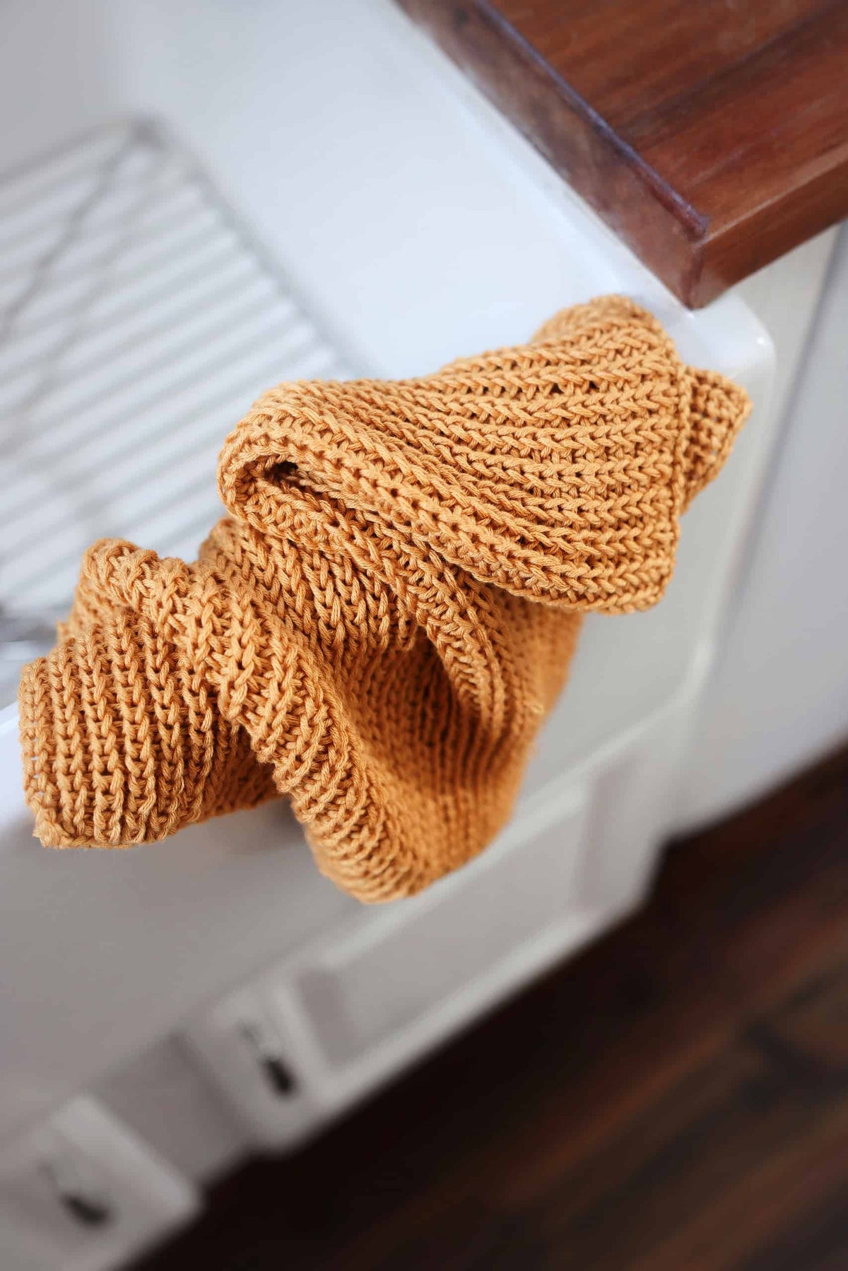 Quick knit kitchen towel pattern showing thick squishy stitches ideal for housewarming gift