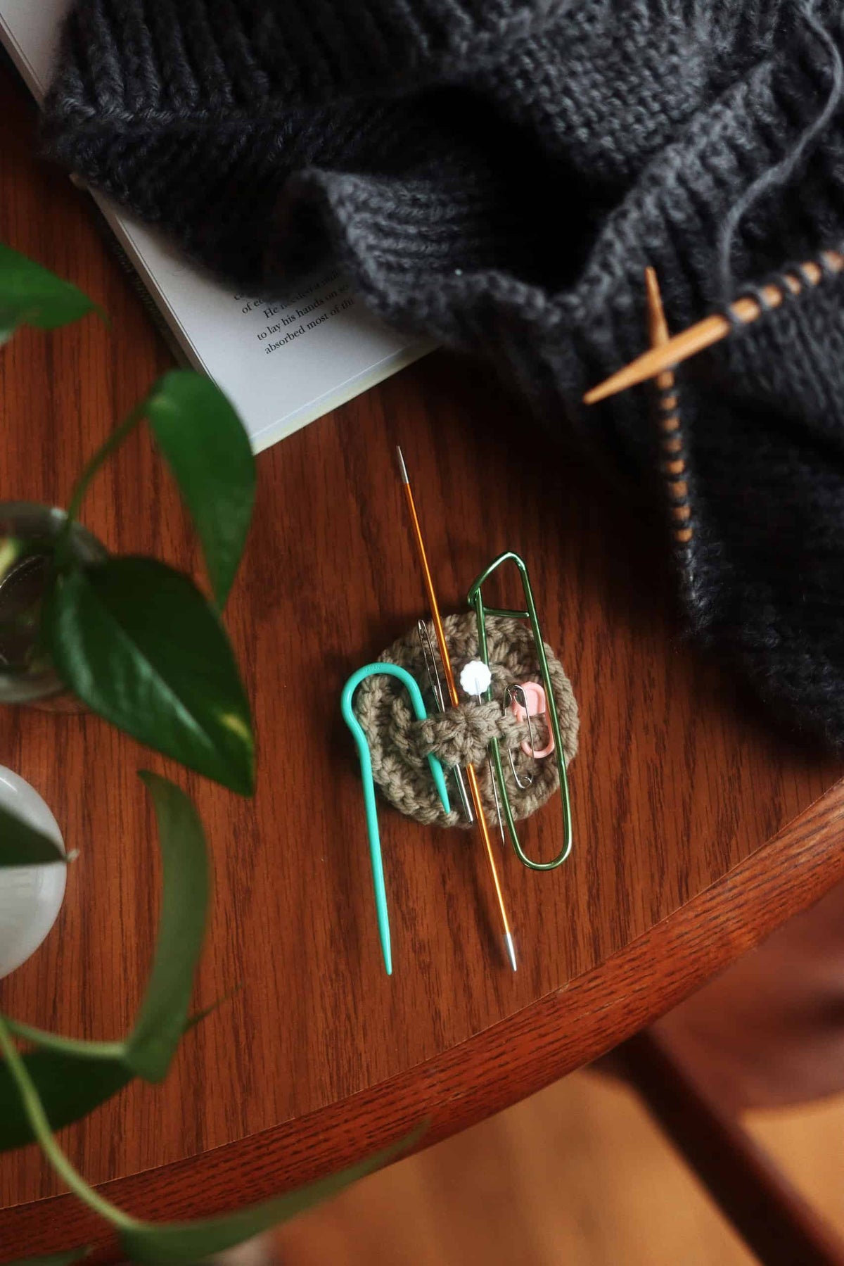 Easy knitting pattern for notion keeper organizer shown with knitting tools