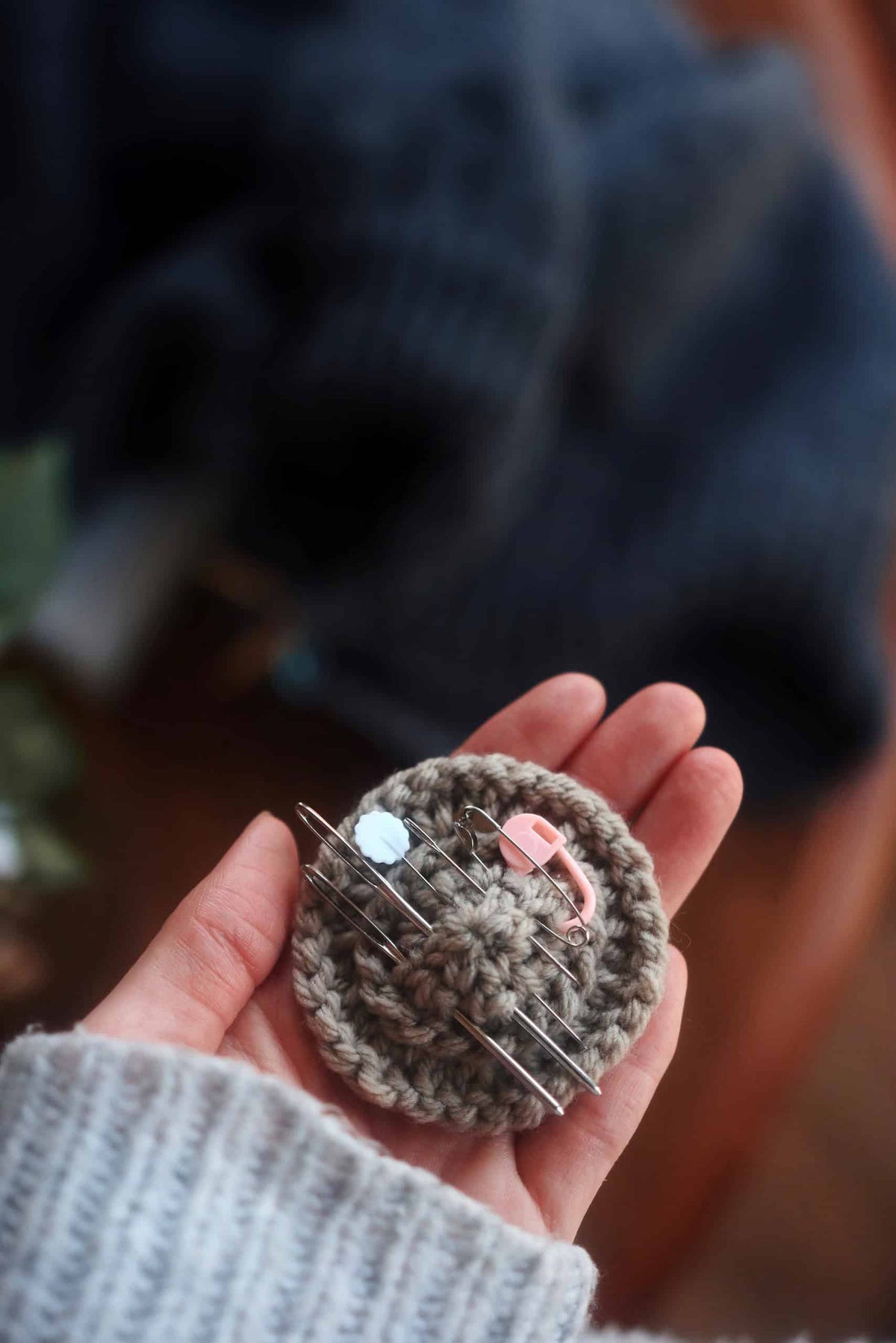 Easy knitting pattern for pincushion and needle organizer combination