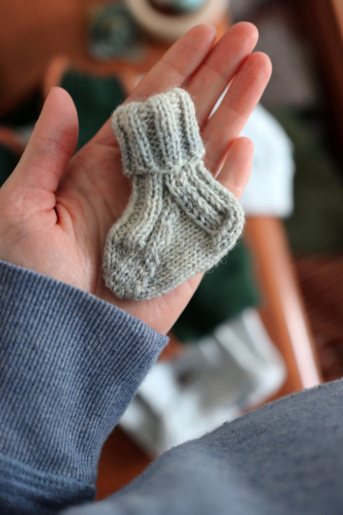 Easy newborn baby socks knitting pattern - simple cuff-down construction for tiny feet