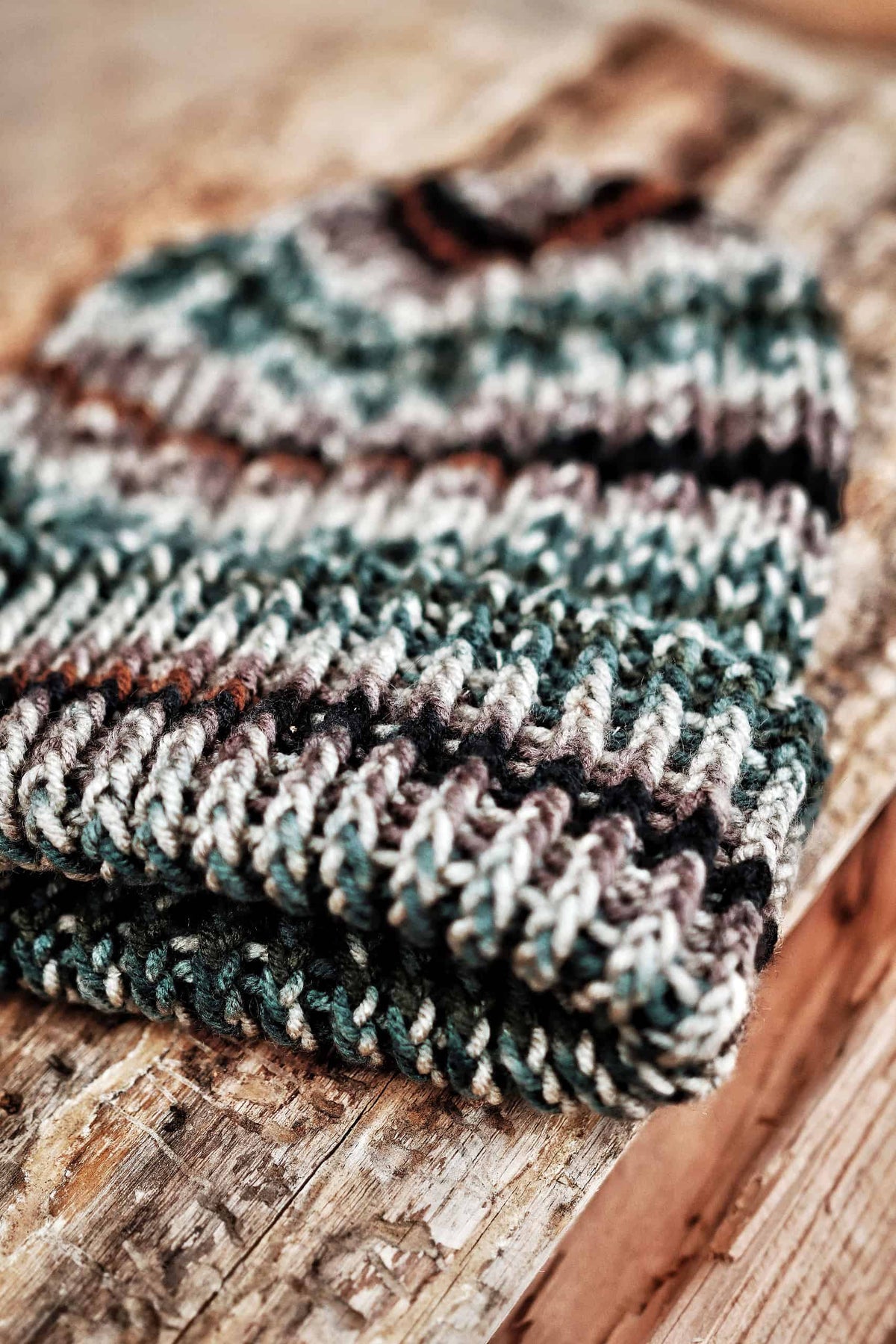 Mens camo beanie knitting pattern with stretchy ribbed fabric