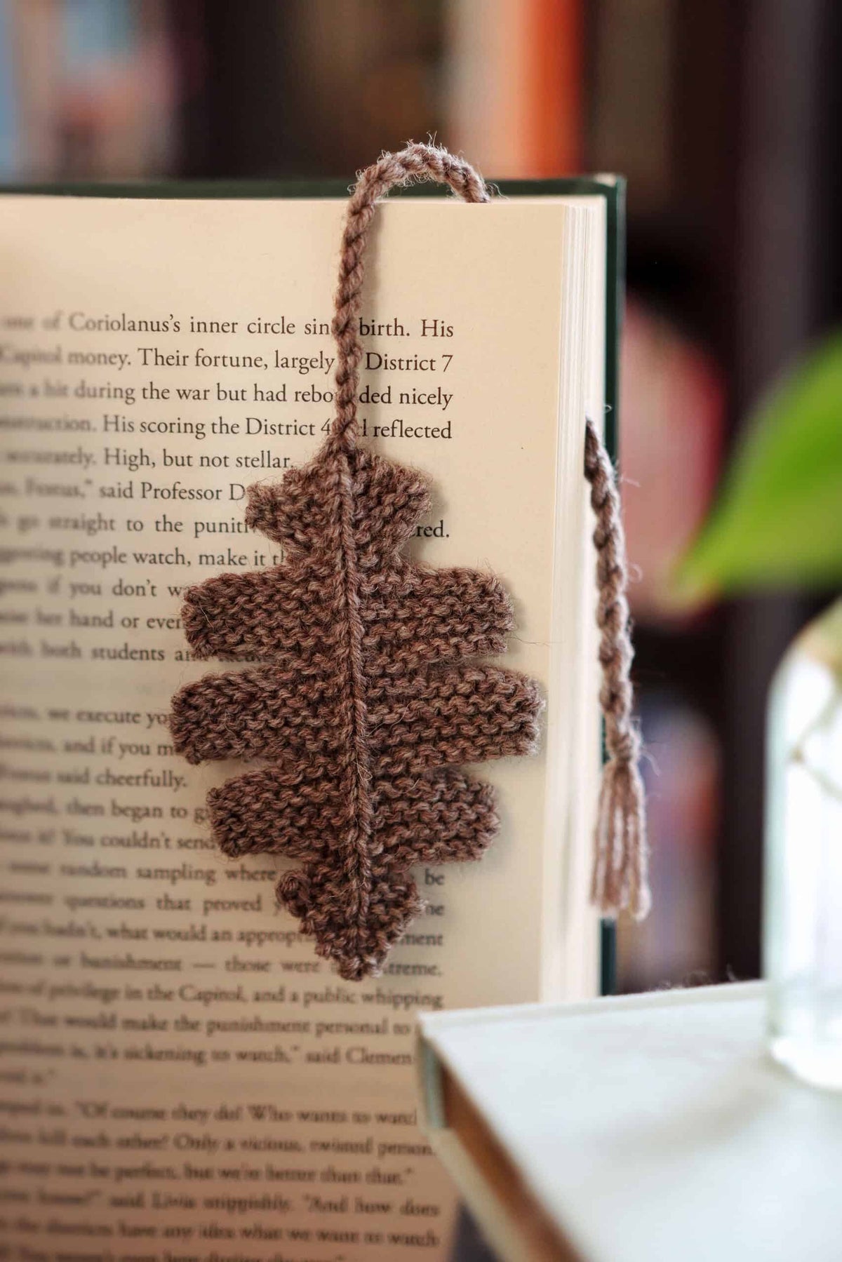 Detailed oak leaf bookmark knit pattern with sculpted leaf silhouette