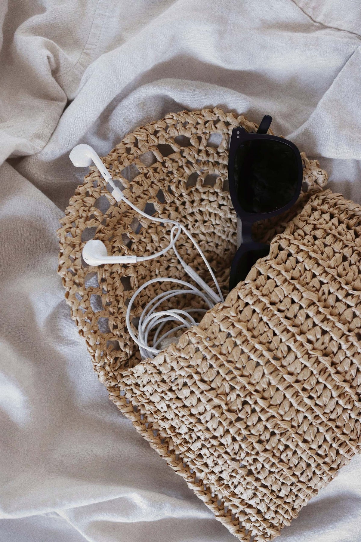 Easy clutch crochet pattern in natural raffia with minimalist design