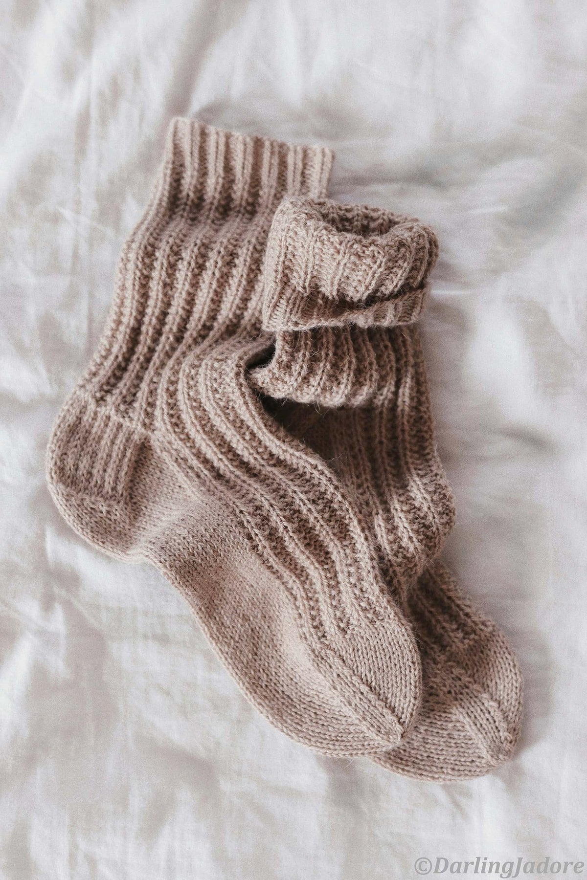 Easy beginner socks knitting pattern with ribbed texture design