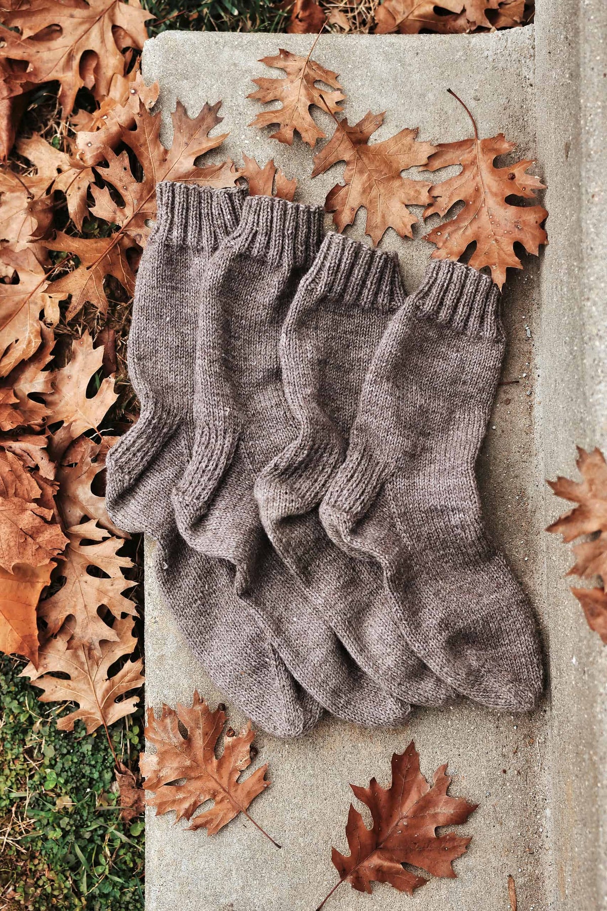 Easy beginner-friendly socks knitting pattern with reinforced heel construction