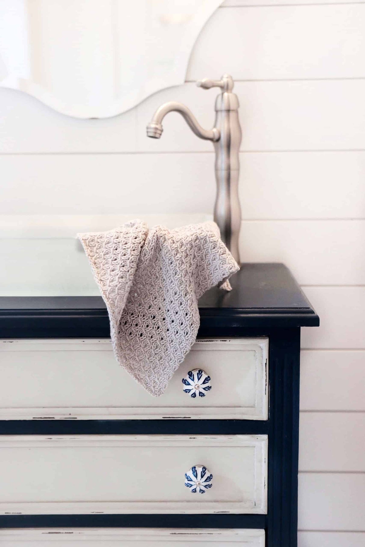 Timeless knitted hand towel pattern featuring cable-like texture and elegant eyelet lace design