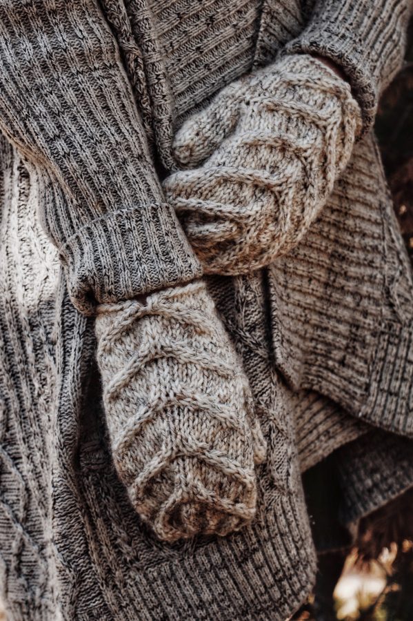 Modèle de tricot de mitaines en tricot torsadé par Darling Jadore
