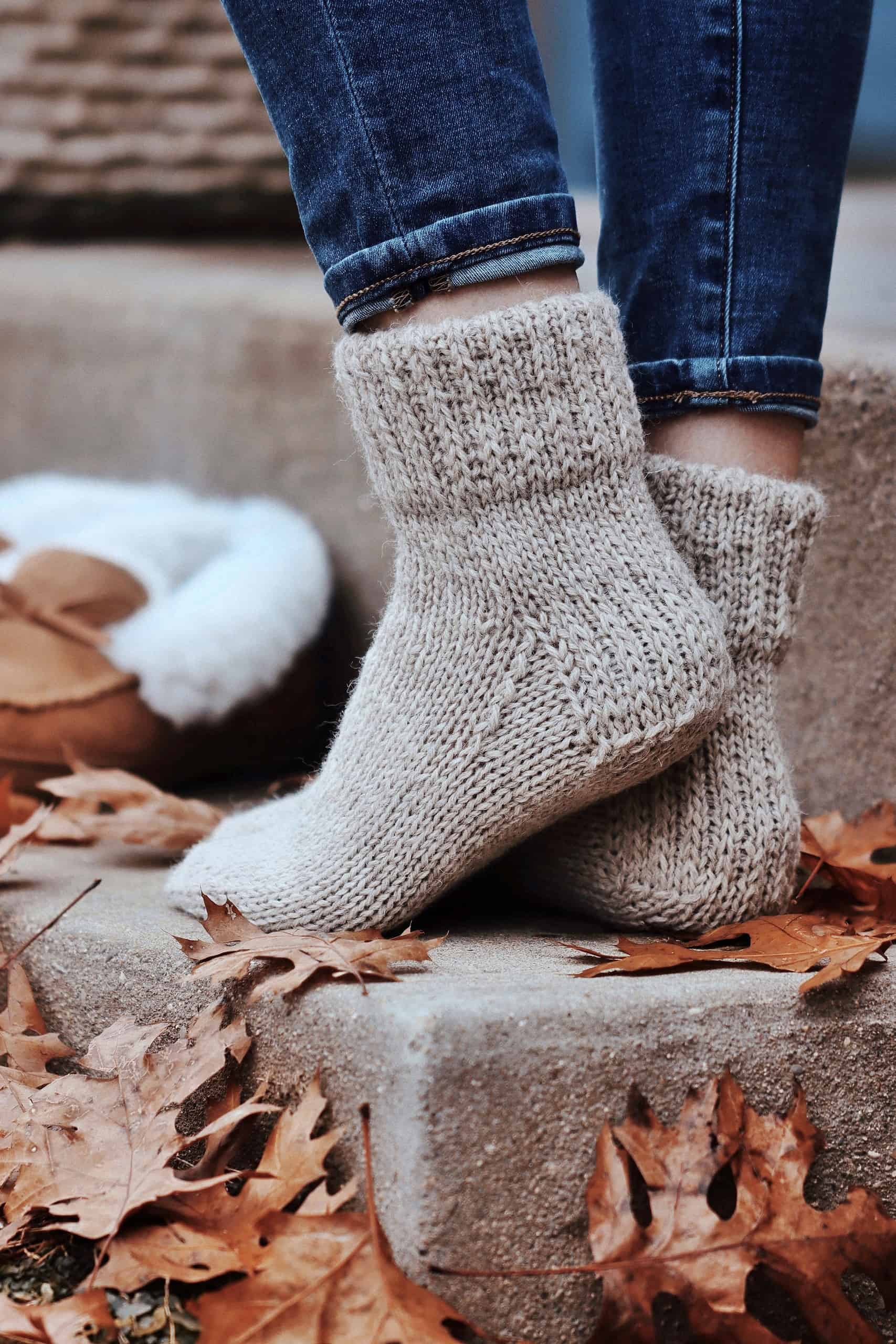 https://darlingjadore.com/wp-content/uploads/2021/12/easy-knit-socks-pattern-worsted-socks-knitting-pattern-chunky-knit-socks-1-scaled.jpg
